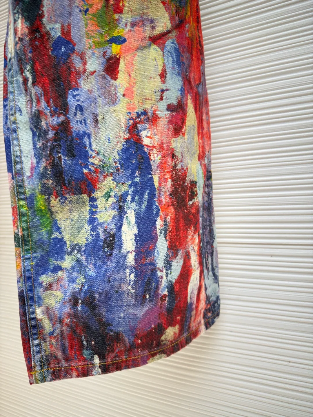 Acne Studios paint-printed jeans ●Authentic product: Purchased and developed by 6263 ●Item number: 1680126-A75 ●Material: denim ●Technology: Printing ●Version: Fitted version ●Size: 32-34-36-38-40-42 ●Description: Using advanced 3D printing technology and high-quality 3D cold transfer printing technology to ensure that the denim fabric has the same texture and feel as traditional denim. Use 3D printing technology to restore the original color saturation, accurately control the thickness and texture of the denim fabric, and use an advanced 3D printer to print the denim fabric layer by layer until the entire part is completed. Each piece is separated efficiently and accurately through computer typesetting and laser cutting. The overall routing is straight and delicate, the fabric is comfortable and soft, the color is consistent and there is no color difference, it can be matched with the same style to create a fashionable look, and can be used in various occasions, customized accessories, complete with three standards, the same style for men and women!